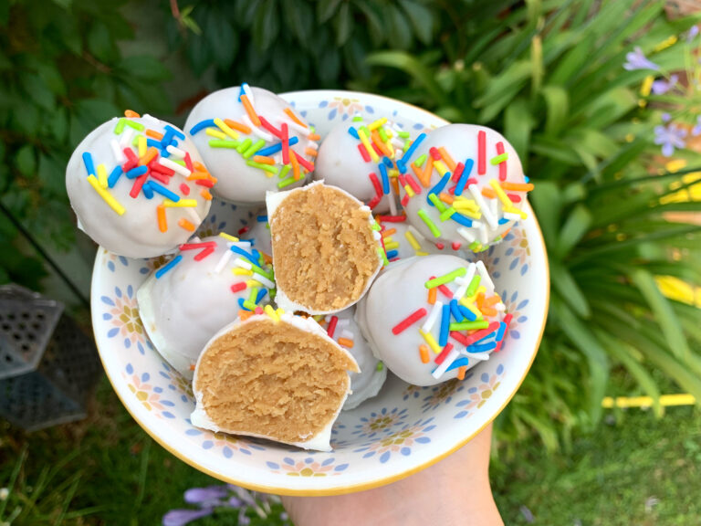 pequeñas bolitas de trufas con chocolate blanco y mostacillas